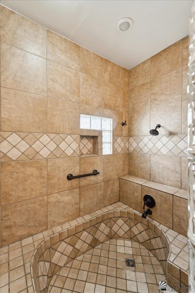 1925 S Ridgeview Dr, Yuma, AZ 85364 - full bath featuring a tile shower