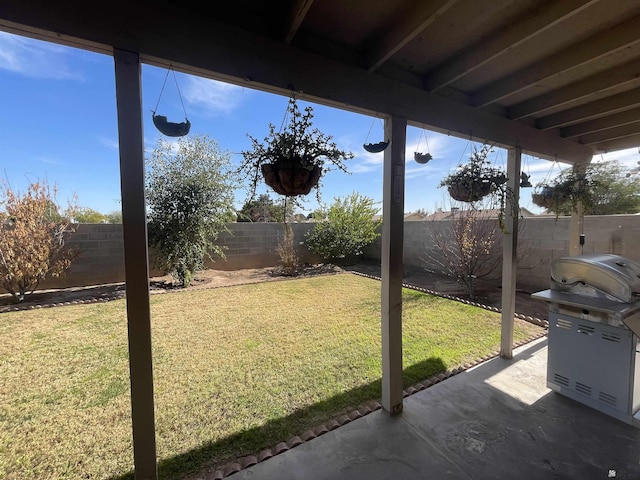 1603 S 31st Dr, Yuma, AZ 85364 - view of yard featuring a fenced backyard and a patio area