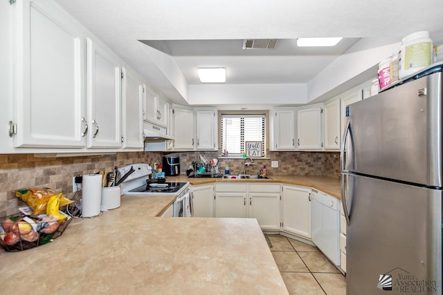1465 E Laguna Pl Unit 4, Yuma, AZ 85365 - kitchen with visible vents, white appliances, light countertops, under cabinet range hood, and a sink