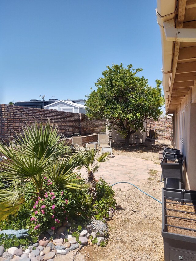 13375 E 52nd St, Yuma, AZ 85367 - fenced backyard with a patio area