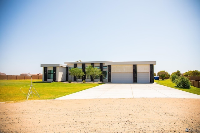 12815 S Greenview Way Greenview Way, Yuma, AZ 85365 - modern home featuring stucco siding and a detached garage