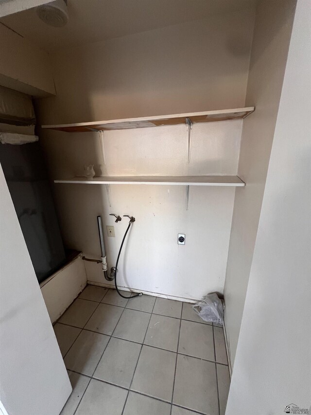 2801 S 1st Ave, Yuma, AZ 85364 - washroom featuring washer hookup, light tile patterned flooring, and electric dryer hookup