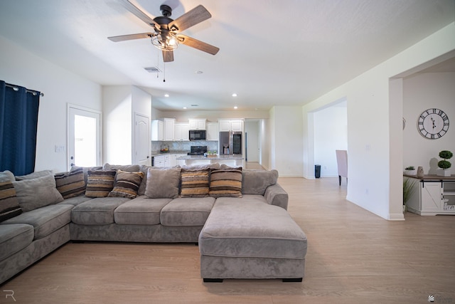 living area with visible vents, light wood-style floors, baseboards, recessed lighting, and a ceiling fan