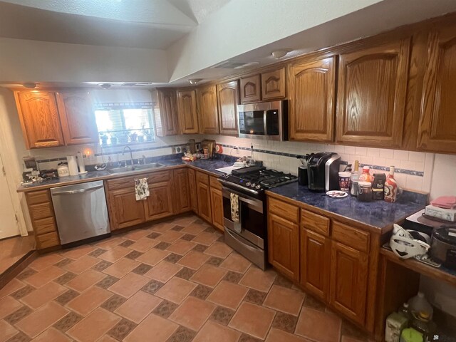 1911 S 11th Ave, Yuma, AZ 85364 - kitchen with stainless steel appliances, a sink, backsplash, and dark countertops