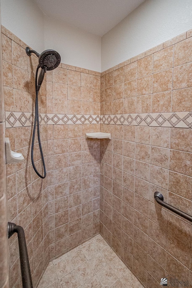 full bathroom featuring tiled shower