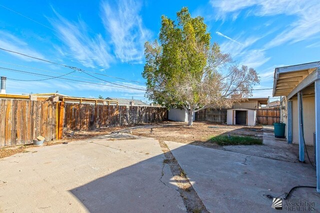 232 E 25th Pl, Yuma, AZ 85364 - view of yard featuring a storage shed, an outdoor structure, a fenced backyard, and a patio area