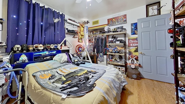 1550 S 7th Ave, Yuma, AZ 85364 - bedroom with wood finished floors, a ceiling fan, and a closet