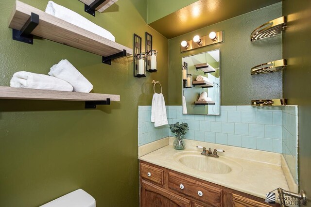 1878 S Meadowbrook Ave, Yuma, AZ 85364 - bathroom with toilet, vanity, and a textured wall