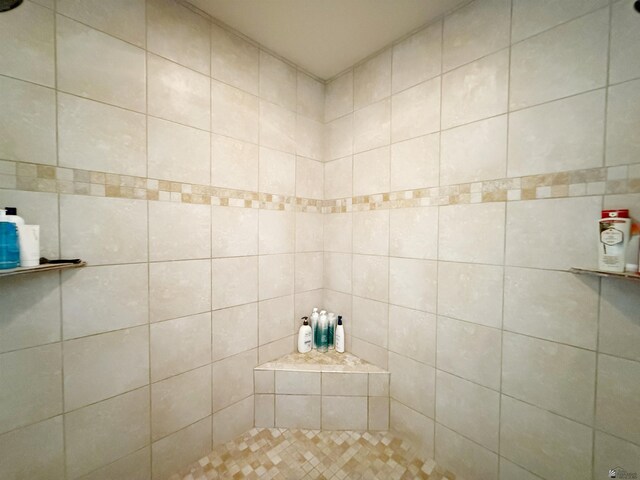 full bath with tiled shower
