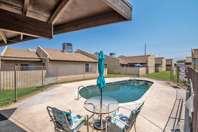 1508 W 14th St, Yuma, AZ 85364 - view of pool with a patio and a residential view