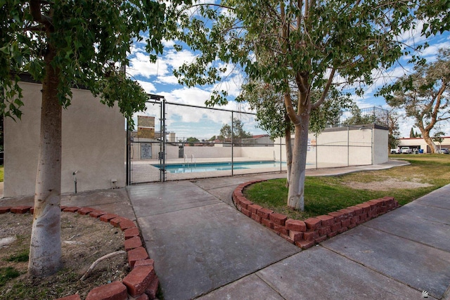 1508 W 14th St, Yuma, AZ 85364 - view of swimming pool featuring a gate