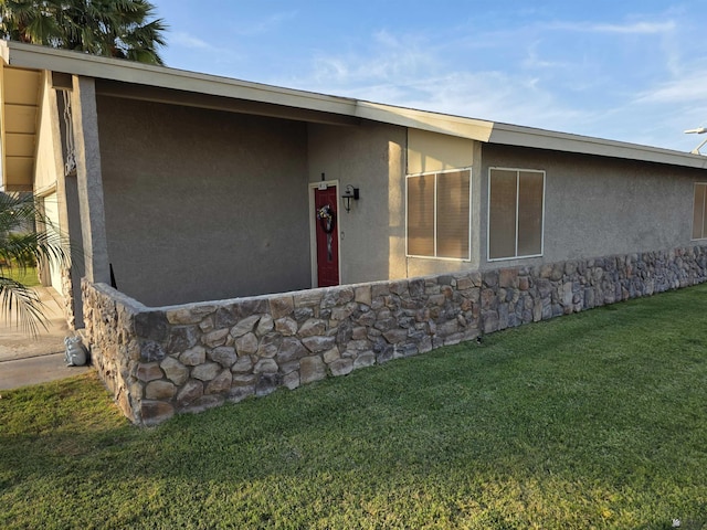 1904 E 26th Pl, Yuma, AZ 85365 - view of front facade with stone siding, stucco siding, and a front yard