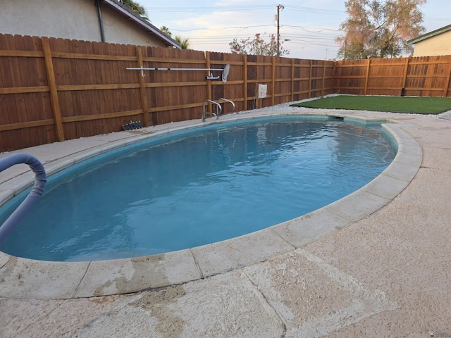1904 E 26th Pl, Yuma, AZ 85365 - view of swimming pool featuring a fenced backyard