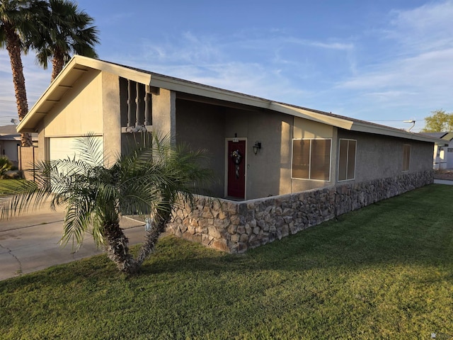 1904 E 26th Pl, Yuma, AZ 85365 - mid-century inspired home with a garage, stucco siding, a front yard, and driveway
