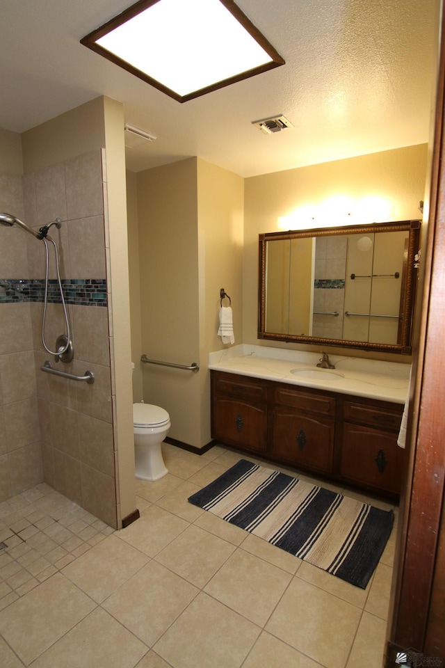 634 E 25th Pl, Yuma, AZ 85365 - bathroom with visible vents, a tile shower, toilet, and vanity