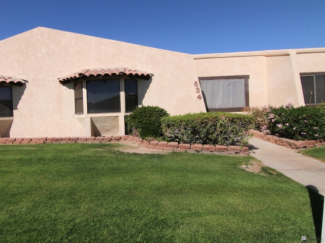 634 E 25th Pl, Yuma, AZ 85365 - view of front of house with stucco siding, a tiled roof, and a front yard