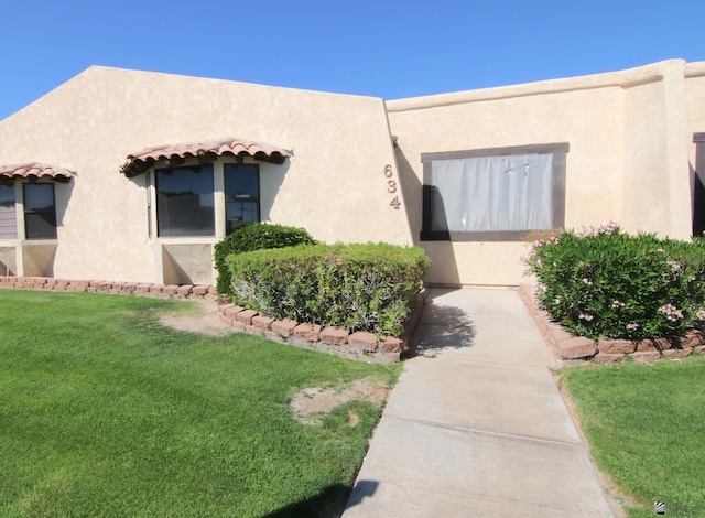 634 E 25th Pl, Yuma, AZ 85365 - exterior space with a front yard and stucco siding