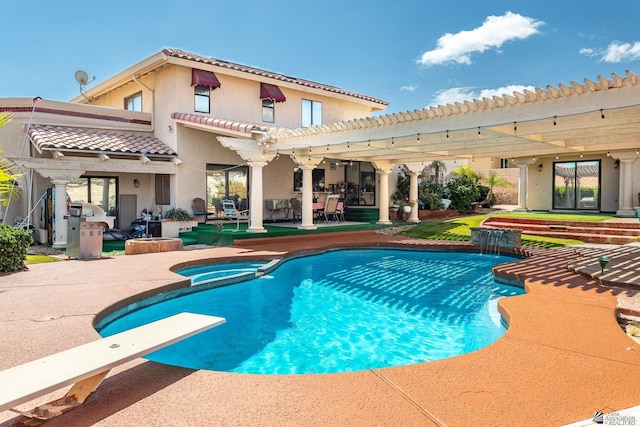 10538 S Del Vista Dr, Yuma, AZ 85367 - view of swimming pool featuring a pool with connected hot tub, a pergola, a patio area, a grill, and a diving board