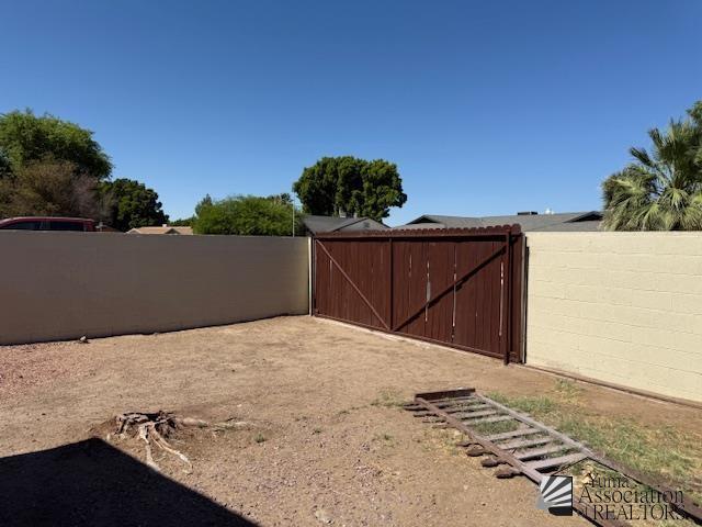 1671 W Del Oro Ln, Yuma, AZ 85364 - view of yard with a gate