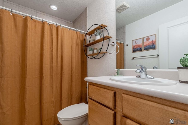 11608 E 26th Ln, Yuma, AZ 85367 - bathroom featuring a textured ceiling, vanity, toilet, a textured wall, and a shower with curtain