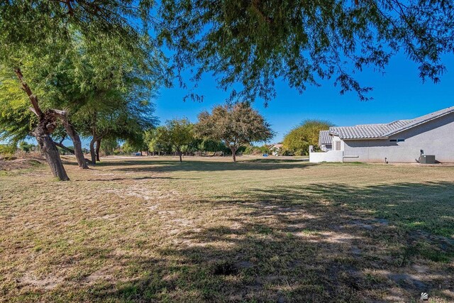 view of yard featuring fence and an outbuilding