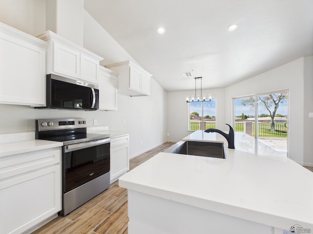 12116 E Calle Del Cid Unit B, Yuma, AZ 85367 - kitchen with stainless steel appliances, light wood-style flooring, white cabinetry, light countertops, and recessed lighting