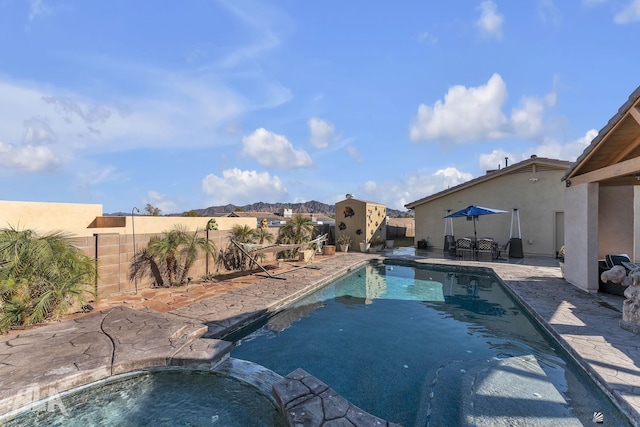 11812 E Eclipse Ct, Yuma, AZ 85367 - view of pool featuring a pool with connected hot tub, a fenced backyard, and a patio area