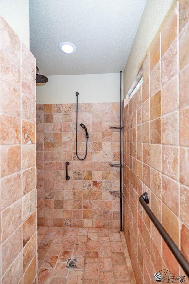 bathroom featuring a tile shower