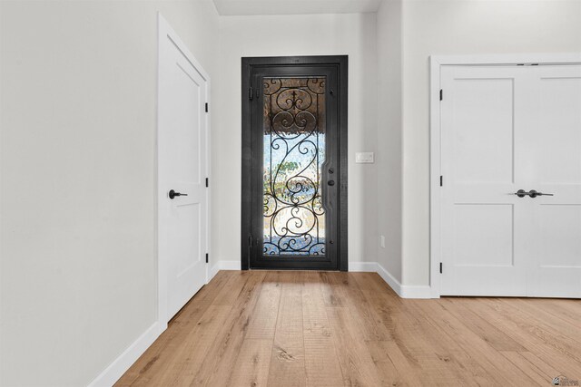 10369 S Fairway Loop, Yuma, AZ 85367 - foyer with light wood-style floors and baseboards