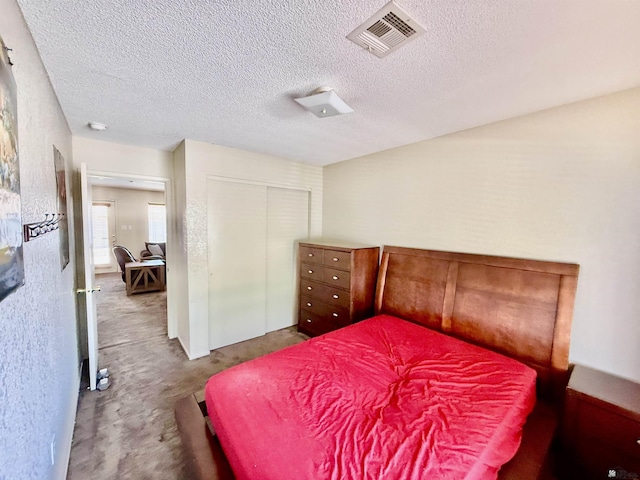 6347 E 44th Pl, Yuma, AZ 85365 - bedroom featuring a textured ceiling, a closet, and carpet floors