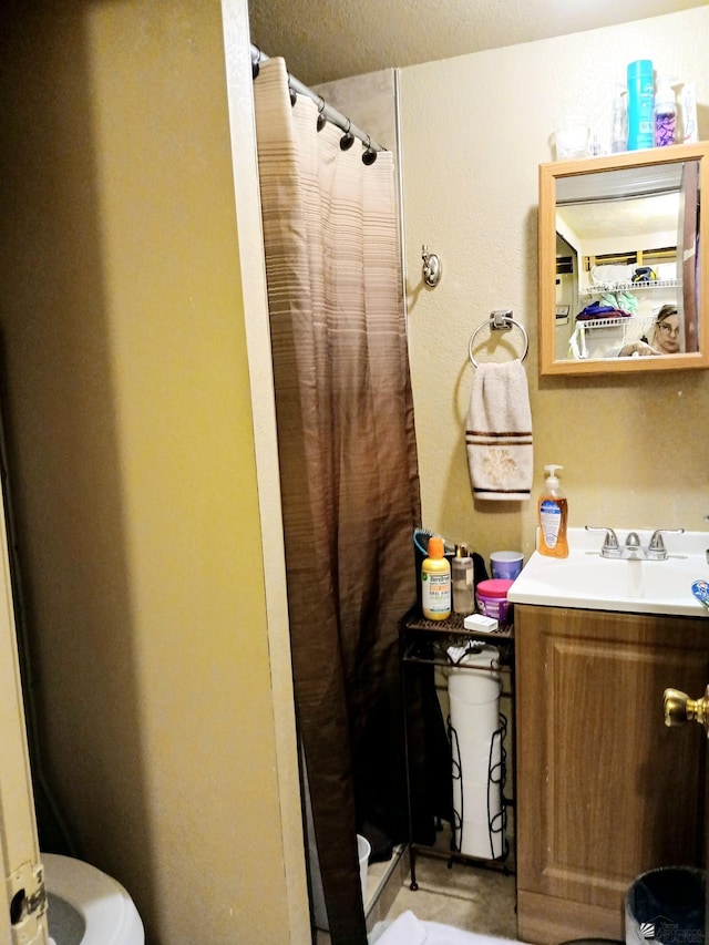 full bath with toilet, a shower with curtain, and vanity