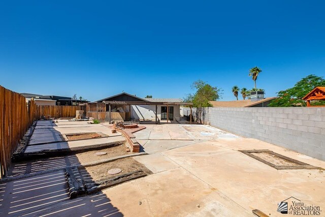 1344 W 13th St, Yuma, AZ 85364 - back of property with a patio area and a fenced backyard