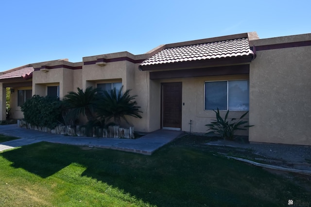 view of front of home featuring a front yard