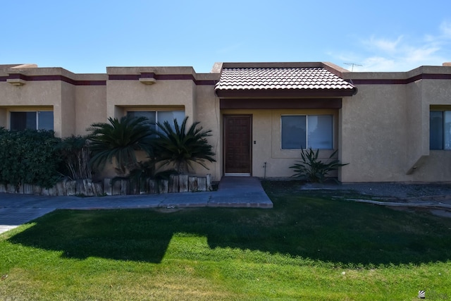 view of front facade with a front lawn