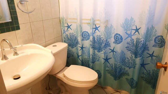 1830 S Athens Ave, Yuma, AZ 85364 - bathroom with a shower with shower curtain, toilet, tile walls, and a sink