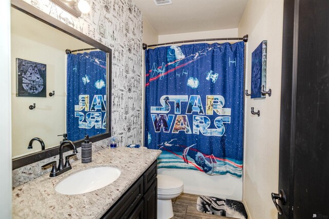 5712 E 45th Pl, Yuma, AZ 85365 - bathroom featuring shower / bath combination with curtain, toilet, wood finished floors, and vanity