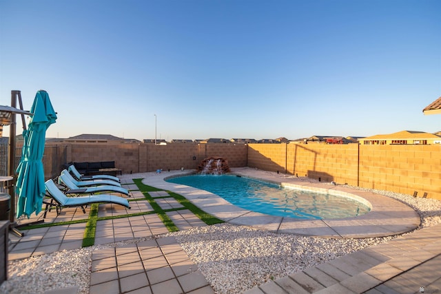 5712 E 45th Pl, Yuma, AZ 85365 - view of swimming pool featuring a fenced backyard and a patio