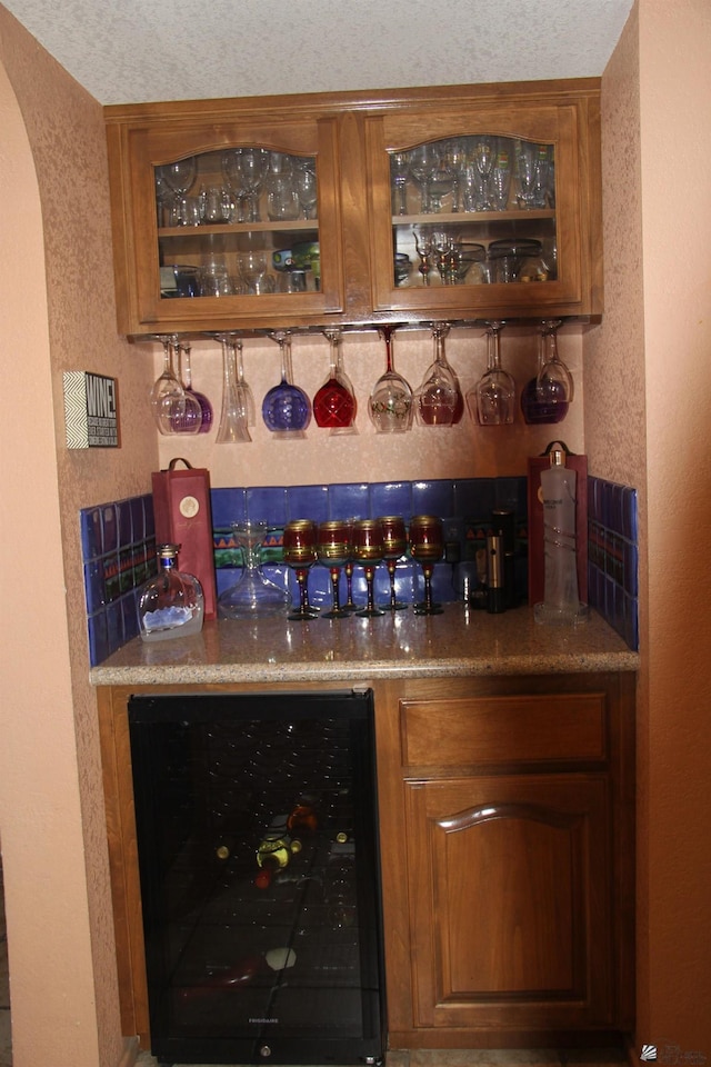1936 W 15th Pl, Yuma, AZ 85364 - indoor dry bar with wine cooler, arched walkways, and a textured wall