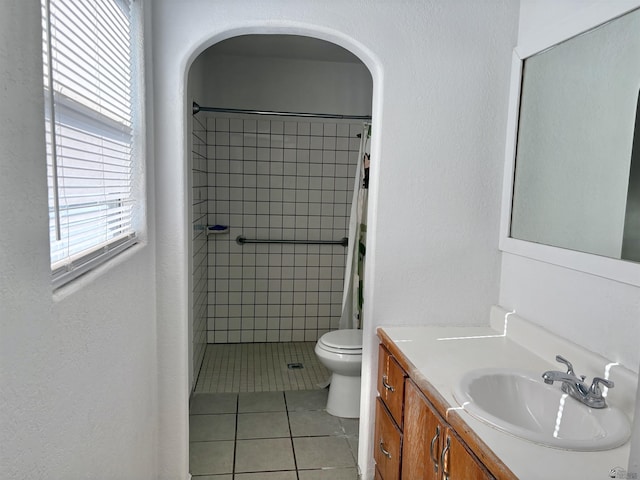 1805 S Dora Ave, Yuma, AZ 85364 - bathroom featuring tile patterned flooring, vanity, and tiled shower