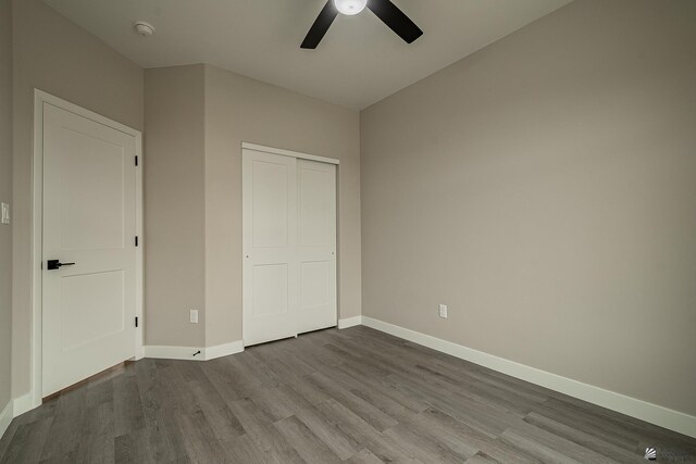7972 E 34th Ln, Yuma, AZ 85365 - unfurnished bedroom featuring baseboards, a ceiling fan, wood finished floors, and a closet