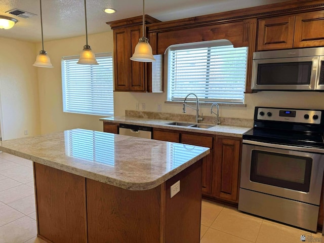 14713 E 52nd Dr, Yuma, AZ 85367 - kitchen featuring stainless steel appliances, a sink, light tile patterned floors, a kitchen island, and recessed lighting