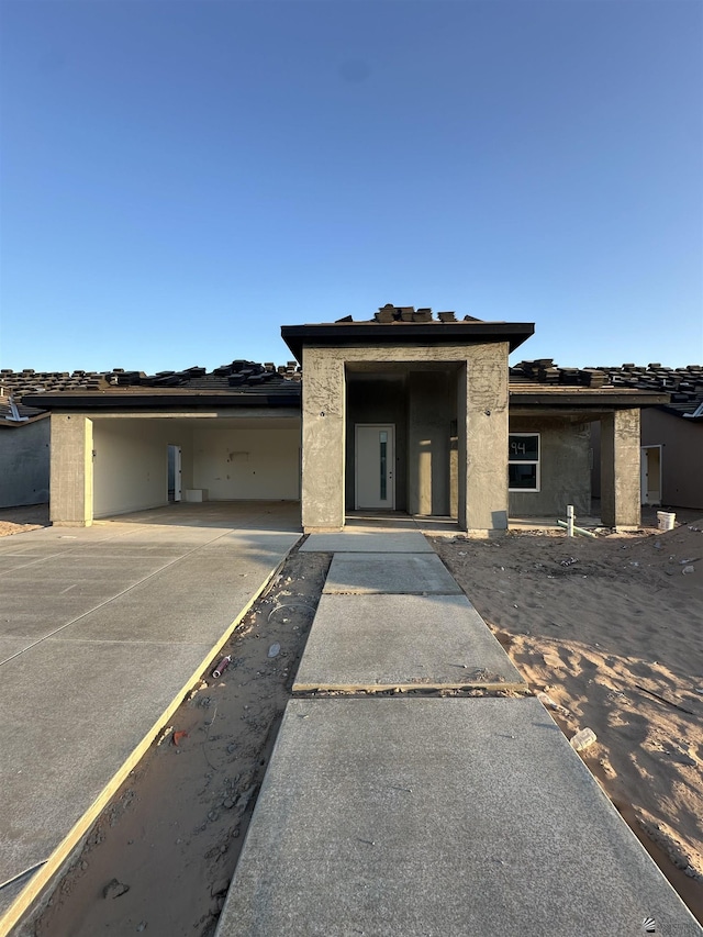 7961 E 34th Pl, Yuma, AZ 85365 - view of front facade with concrete driveway, a carport, and stucco siding