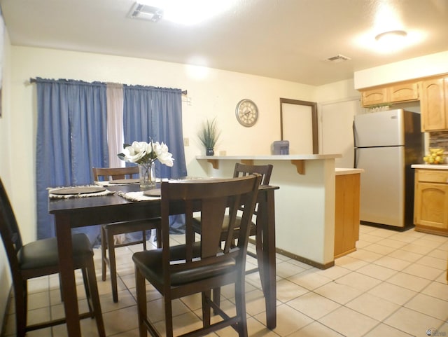 dining room with visible vents and light tile patterned floors