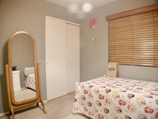 bedroom featuring carpet floors and a closet