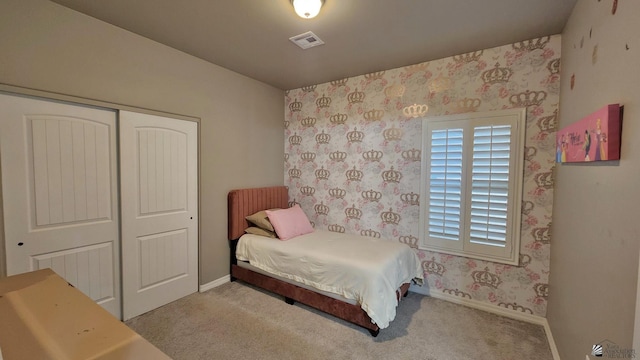 11569 Sonora St, Wellton, AZ 85356 - carpeted bedroom with wallpapered walls, a closet, and baseboards