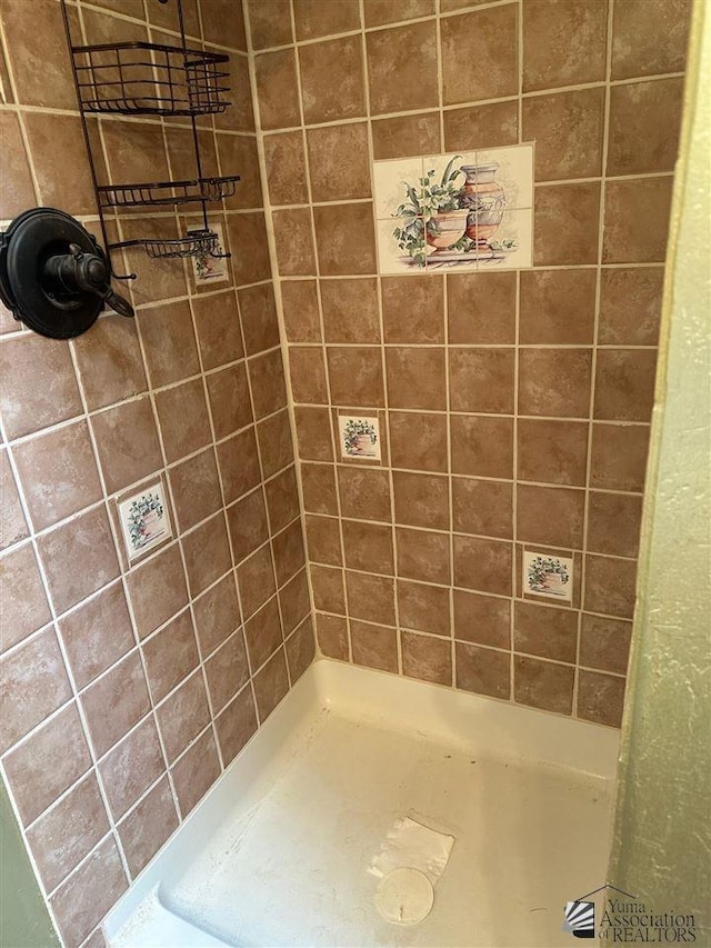 500 E Country Club Dr # 24, Yuma, AZ 85365 - bathroom with tiled shower