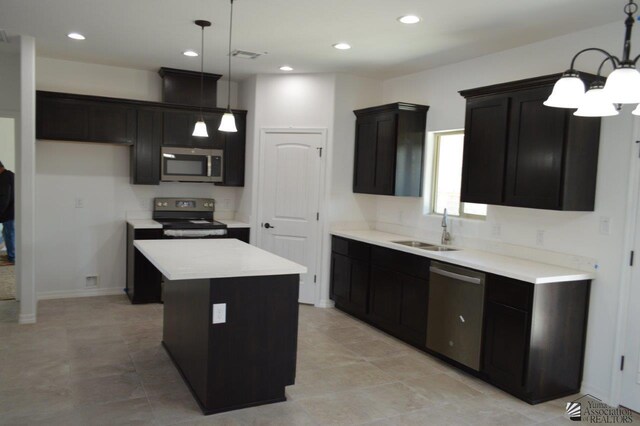 13135 E 55th Ln Lot 18, Yuma, AZ 85367 - kitchen featuring a center island, a sink, an inviting chandelier, stainless steel appliances, and recessed lighting