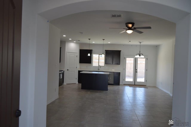 13135 E 55th Ln Lot 18, Yuma, AZ 85367 - kitchen featuring a sink, a center island, a ceiling fan, baseboards, and visible vents