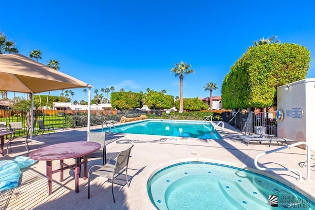 2901 S Palo Verde Ln # 38, Yuma, AZ 85364 - community pool featuring fence and a patio area