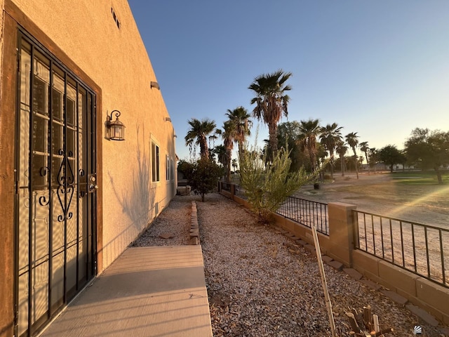 view of yard at dusk